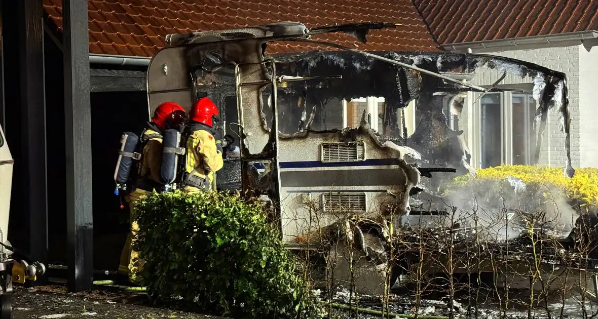 Caravan in lichterlaaie, brandweer voorkomt overslag - Foto 6