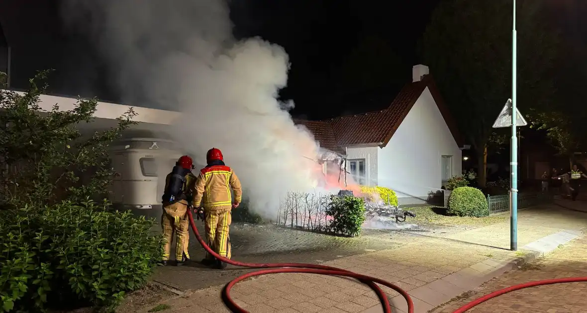 Caravan in lichterlaaie, brandweer voorkomt overslag - Foto 7