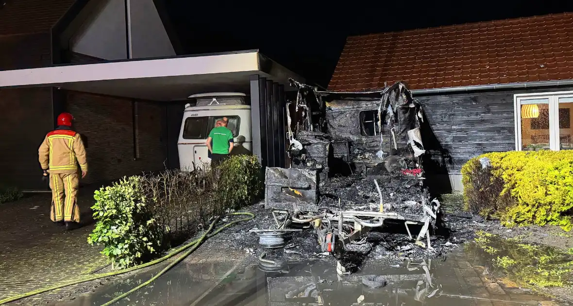 Caravan in lichterlaaie, brandweer voorkomt overslag - Foto 9