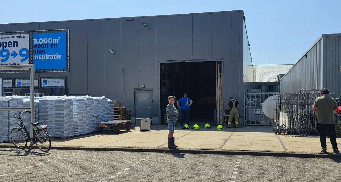Magazijnbrand snel onder controle - Foto 3