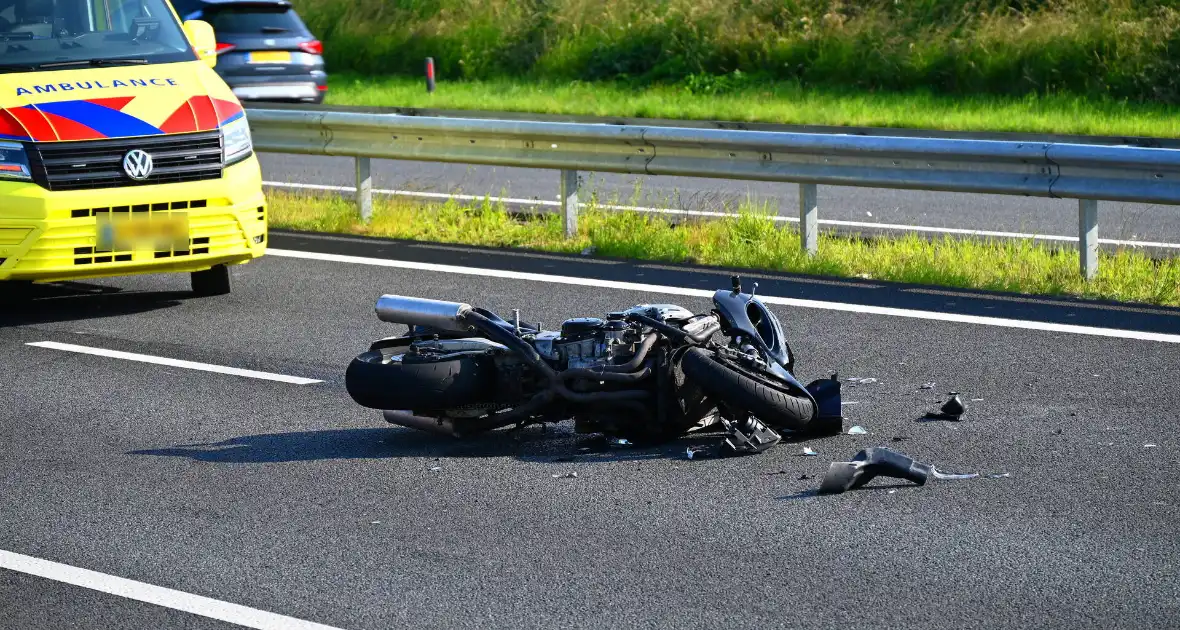 Motorrijder gewond na crash - Foto 4