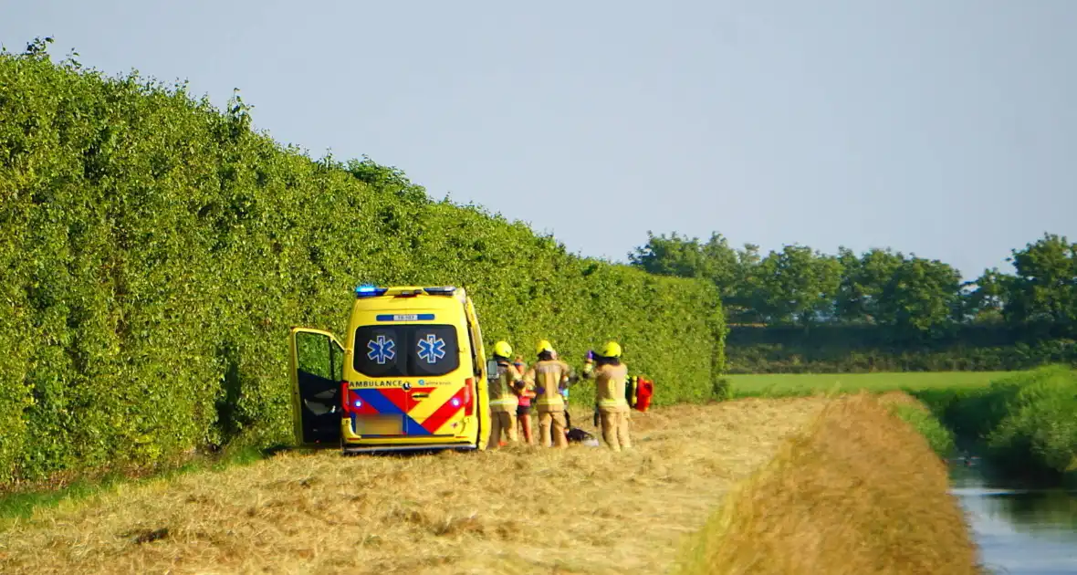 Ongeval met crossmotor in weiland