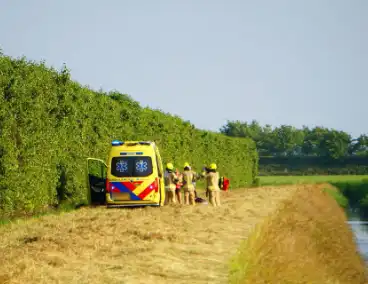 Ongeval met crossmotor in weiland