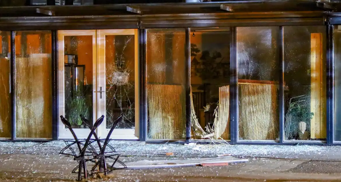 Explosie verwoest eethuis en schokt buurtbewoners - Foto 3