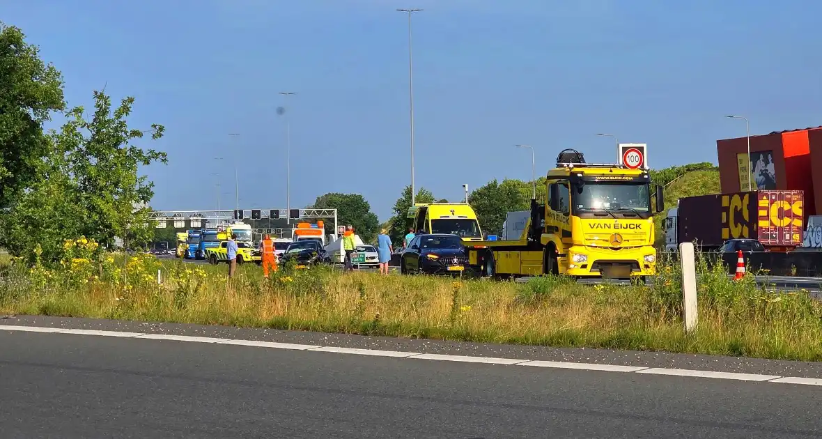 Ongeval met gewonde leidt tot afsluiting rijbaan - Foto 1