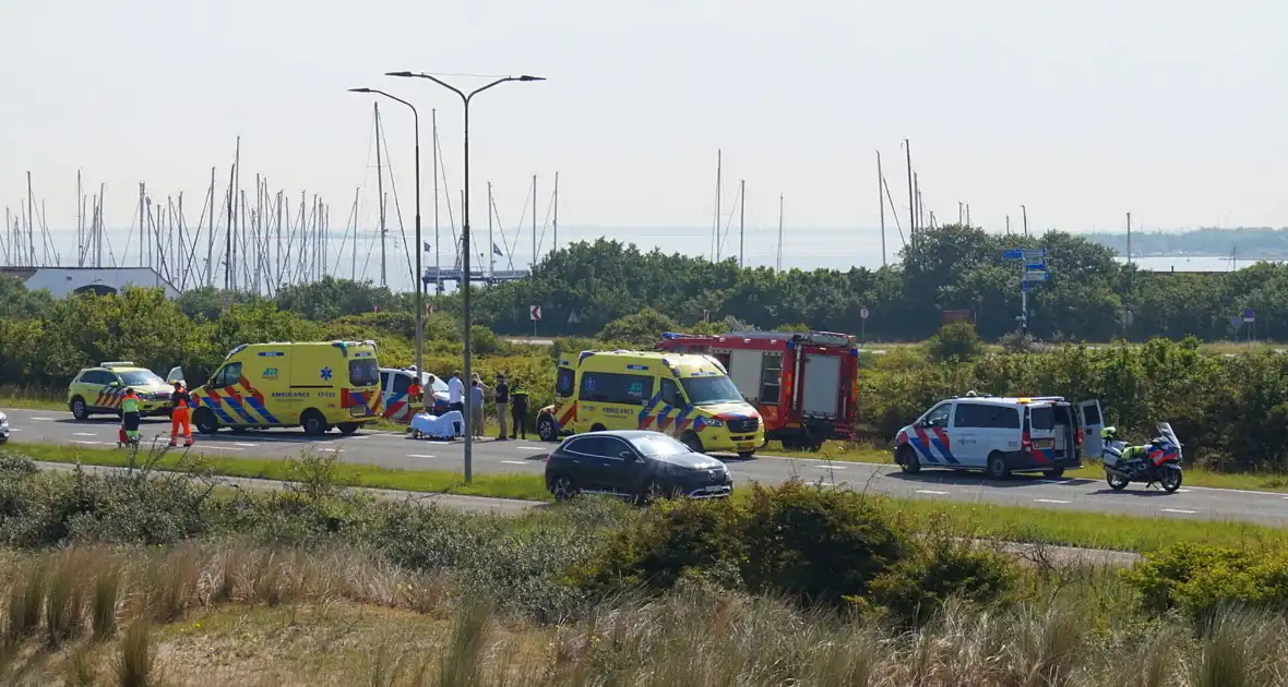 Auto belandt in bosjes na ongeval - Foto 1