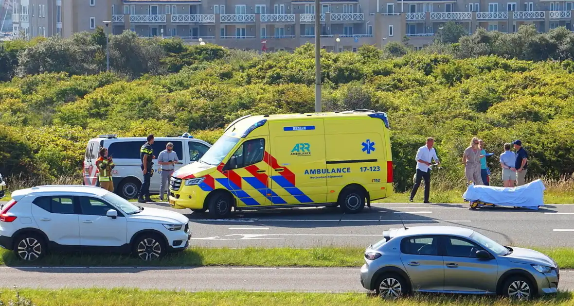 Auto belandt in bosjes na ongeval - Foto 3