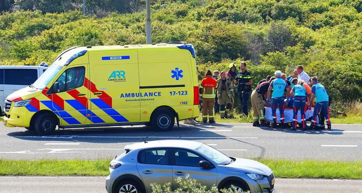 Auto belandt in bosjes na ongeval - Foto 4