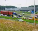 Auto eindigt in middenberm