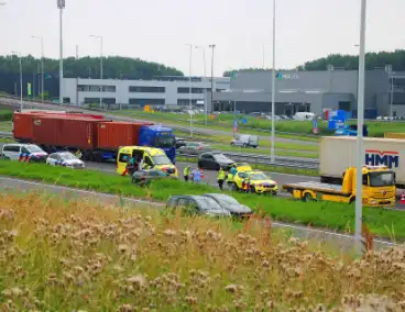 Auto eindigt in middenberm