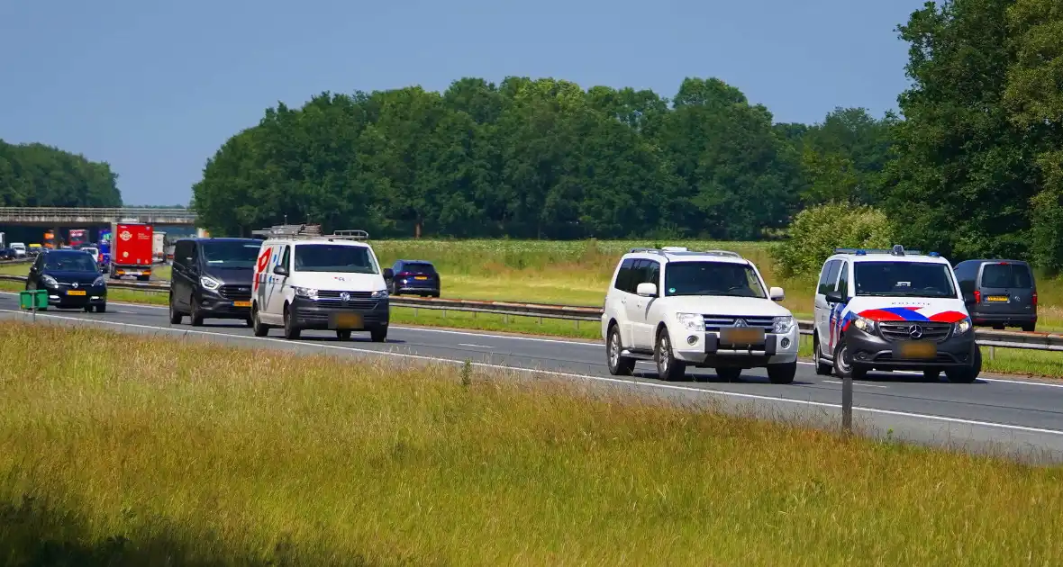 Auto botst tegen middenvangrail na kop-staartbotsing