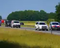 Auto botst tegen middenvangrail na kop-staartbotsing