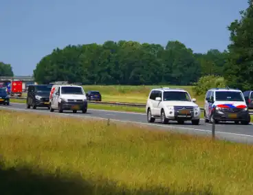 Auto botst tegen middenvangrail na kop-staartbotsing