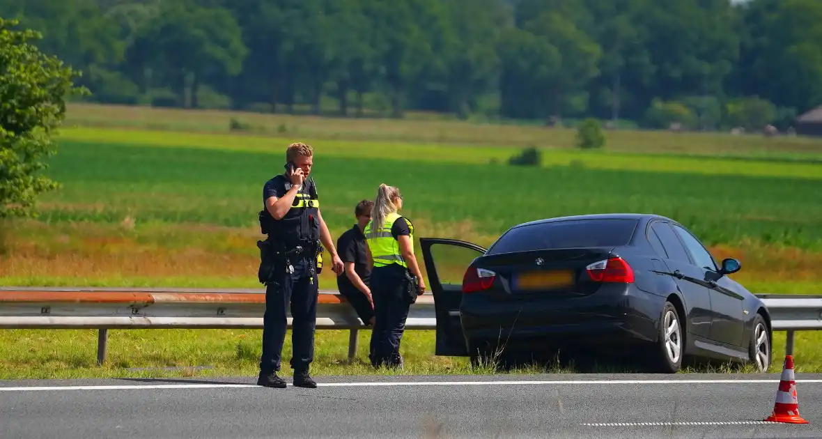 Auto botst tegen middenvangrail na kop-staartbotsing - Foto 1