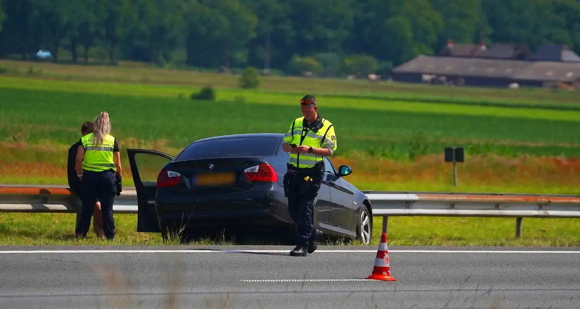 Auto botst tegen middenvangrail na kop-staartbotsing - Foto 2