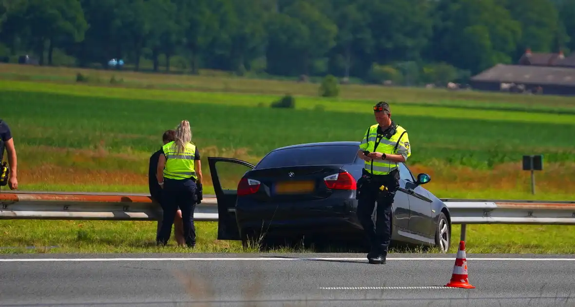 Auto botst tegen middenvangrail na kop-staartbotsing - Foto 3