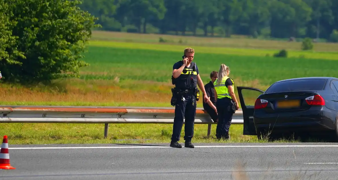 Auto botst tegen middenvangrail na kop-staartbotsing - Foto 4