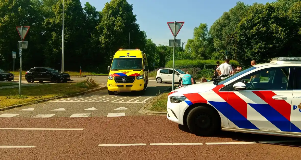 Auto en scooter in botsing