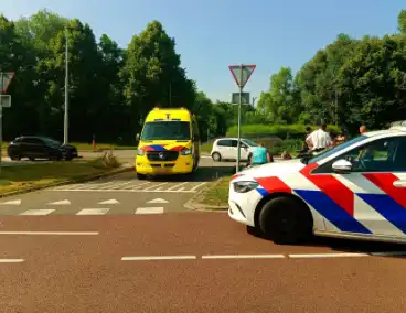 Auto en scooter in botsing