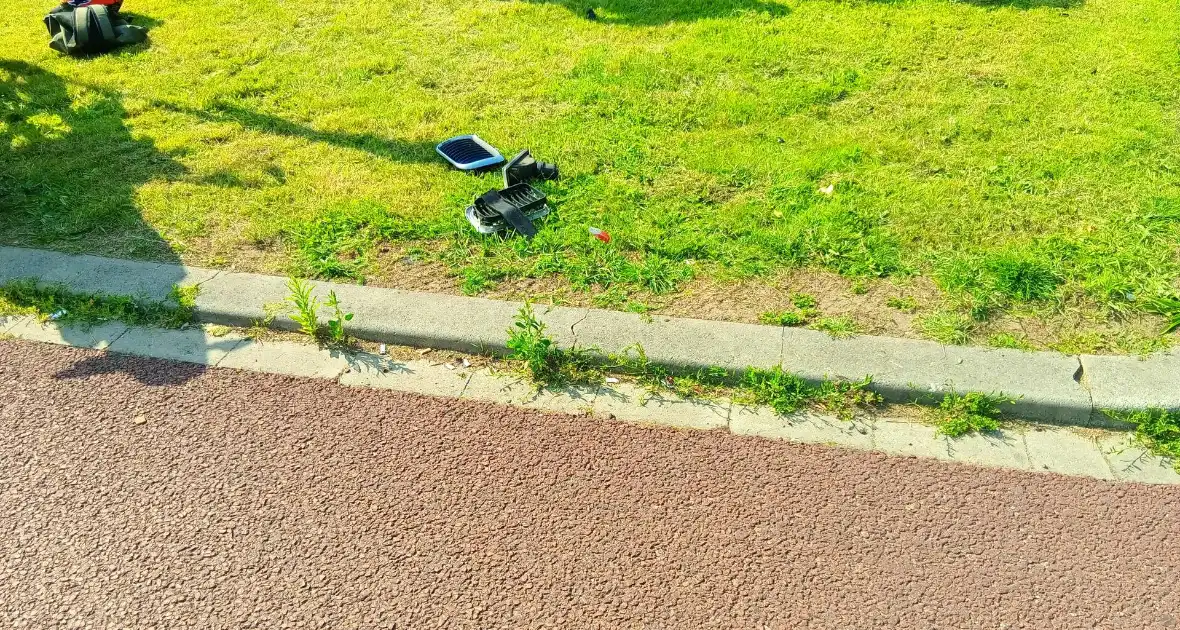 Auto en scooter in botsing - Foto 1