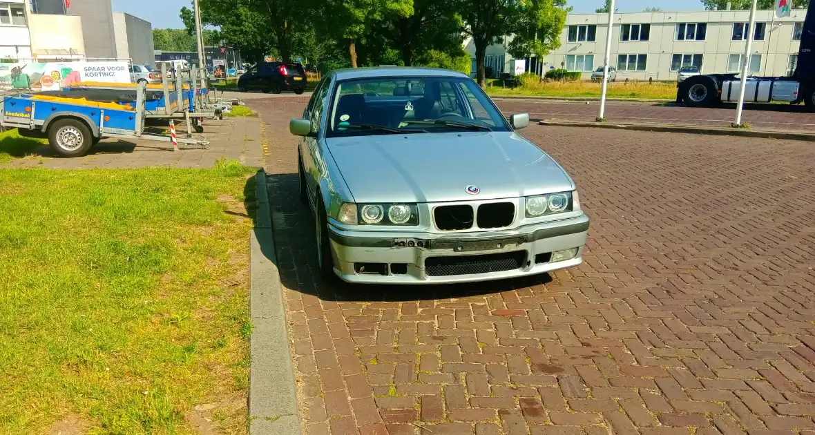 Auto en scooter in botsing - Foto 2