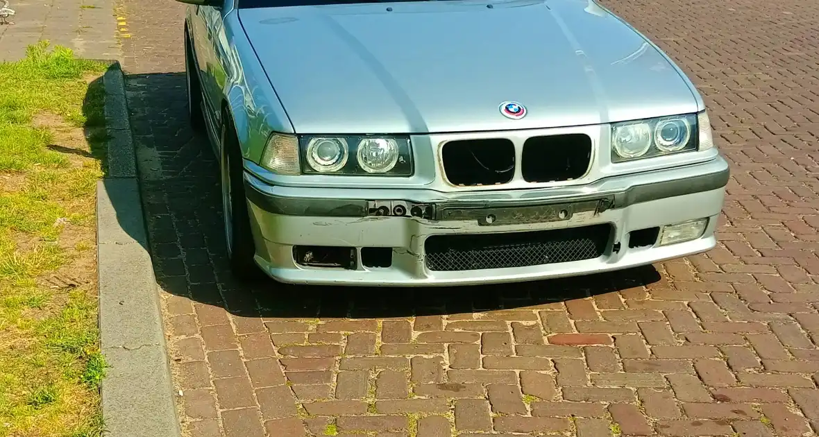Auto en scooter in botsing - Foto 3