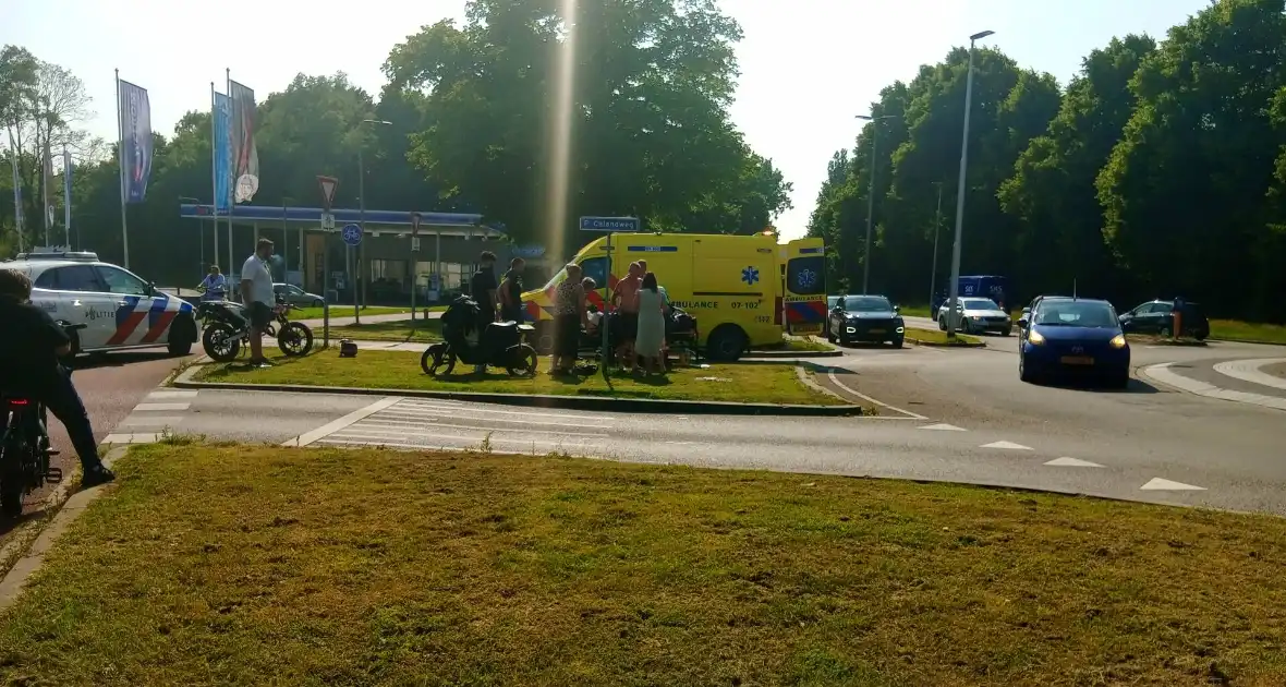 Auto en scooter in botsing - Foto 4