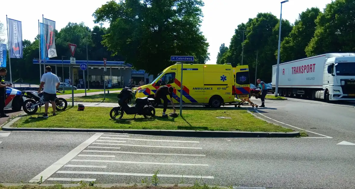 Auto en scooter in botsing - Foto 5
