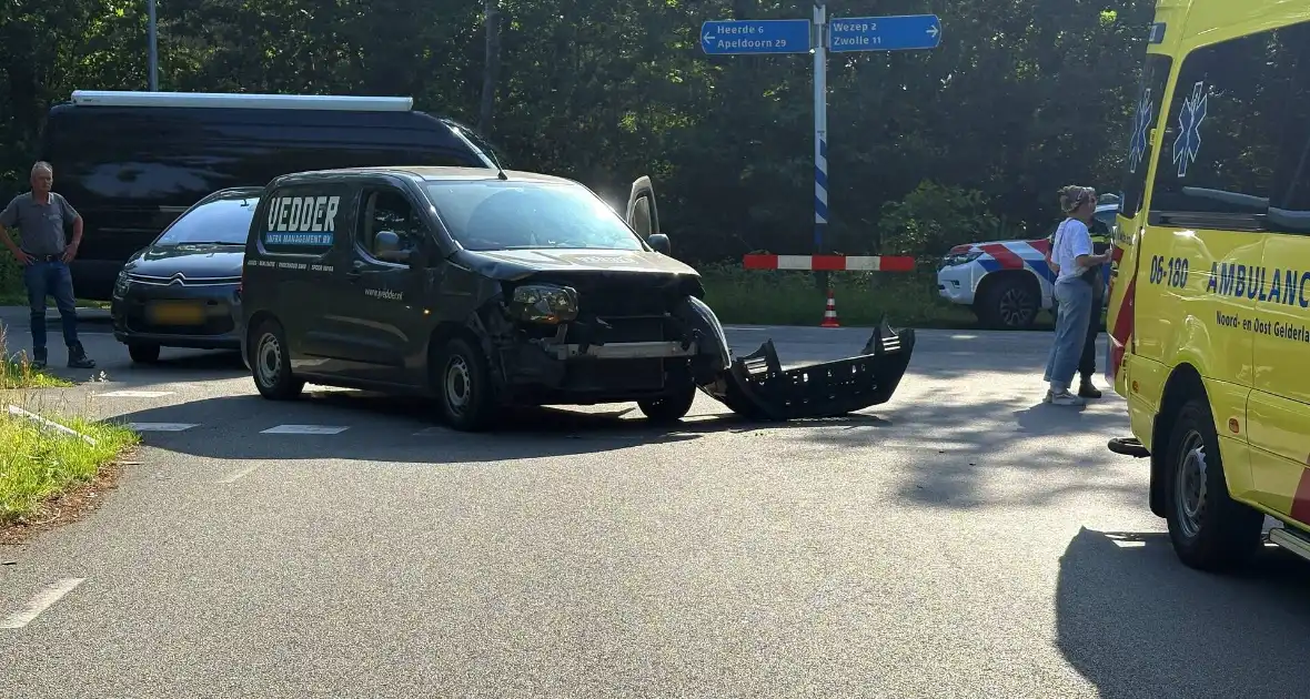 Scooterrijder naar ziekenhuis na ongeval - Foto 1