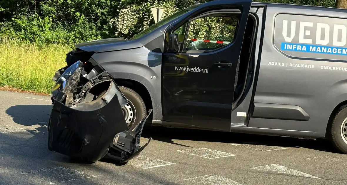 Scooterrijder naar ziekenhuis na ongeval - Foto 2