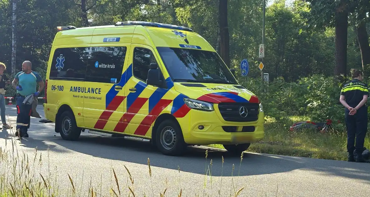 Scooterrijder naar ziekenhuis na ongeval - Foto 4
