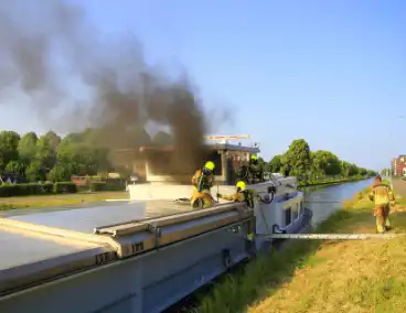 Flinke rookontwikkeling bij brand in schip