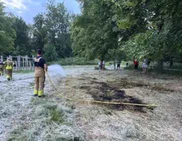 Brand in grasveld snel onder controle
