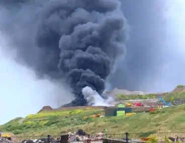 Enorme zwarte rookwolken bij vuilnisbelt