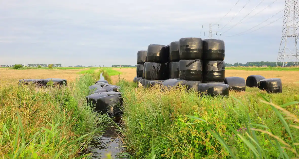 Brand door stoken fikkie bij hooibalen - Foto 3