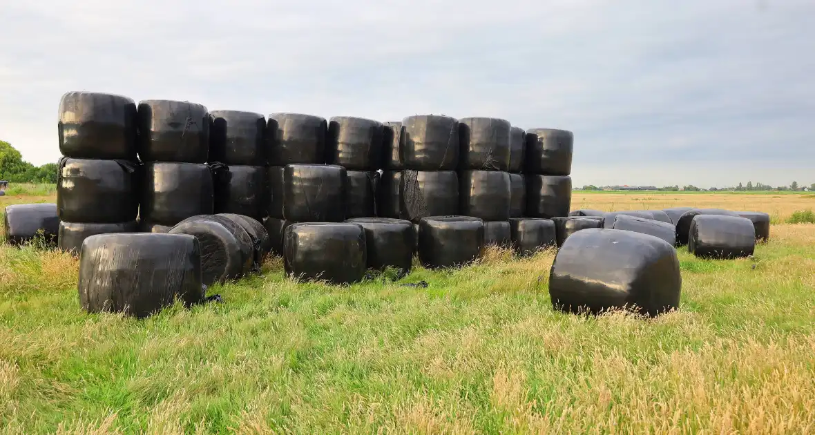Brand door stoken fikkie bij hooibalen - Foto 4