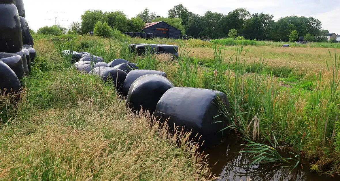 Brand door stoken fikkie bij hooibalen - Foto 6