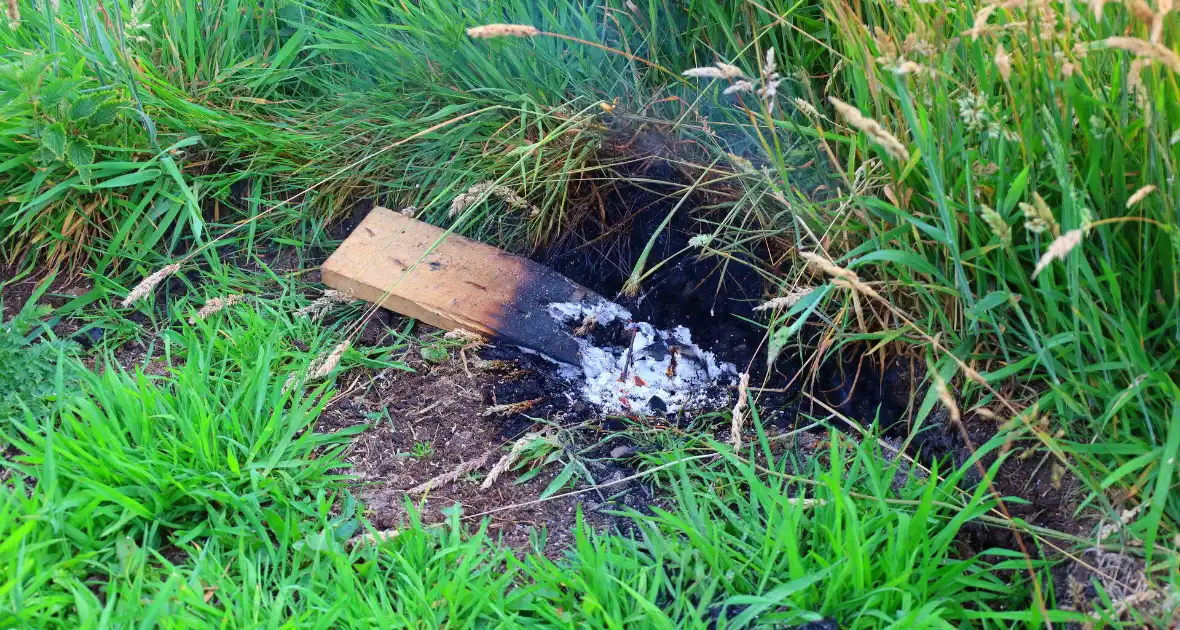 Brand door stoken fikkie bij hooibalen - Foto 7