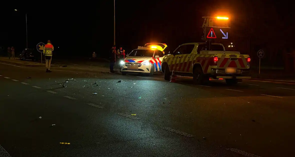 Vrouw rijdt verkeersbord uit de grond zonder gewonden - Foto 1