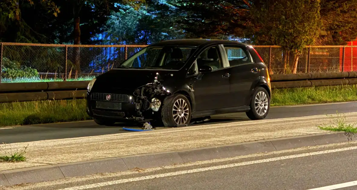 Vrouw rijdt verkeersbord uit de grond zonder gewonden - Foto 3