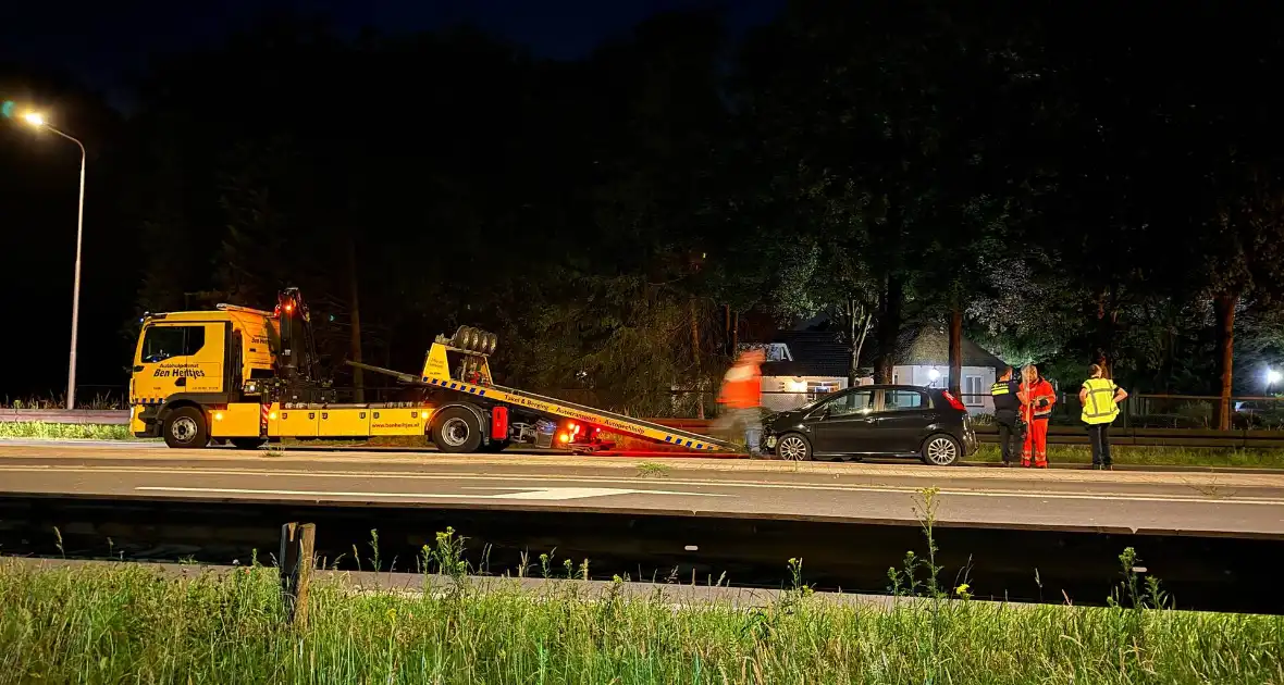 Vrouw rijdt verkeersbord uit de grond zonder gewonden - Foto 4
