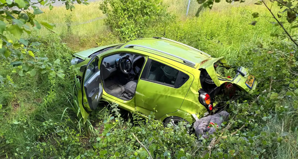 Auto eindigt in sloot na aanrijding