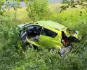 Auto eindigt in sloot na aanrijding