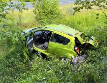 Auto eindigt in sloot na aanrijding