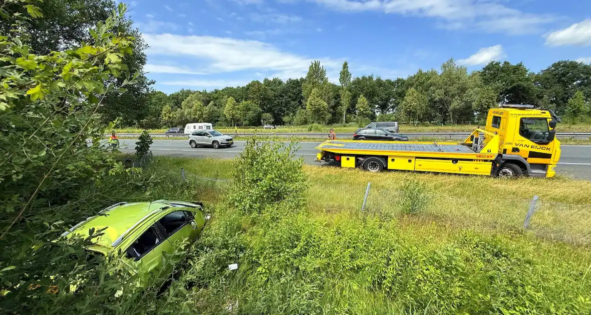 Auto eindigt in sloot na aanrijding - Foto 2