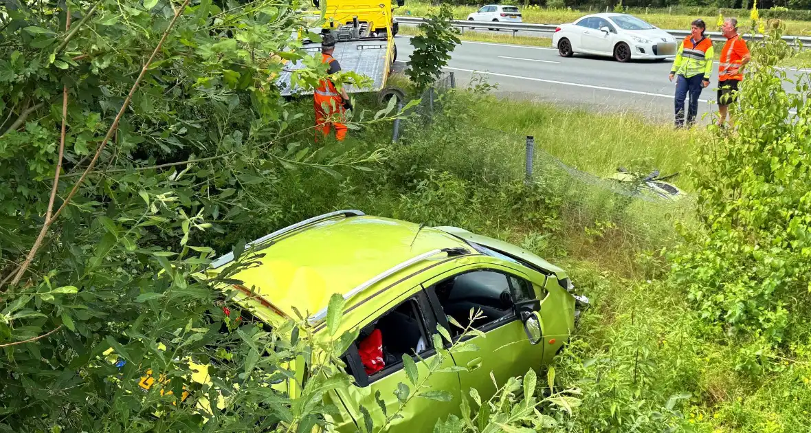 Auto eindigt in sloot na aanrijding - Foto 3