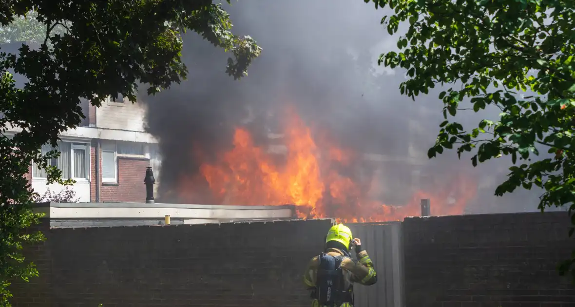 Brand in bijgebouw leidt tot explosies en flinke rookontwikkeling
