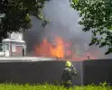 Brand in bijgebouw leidt tot explosies en flinke rookontwikkeling