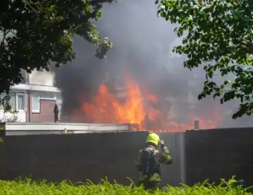 Brand in bijgebouw leidt tot explosies en flinke rookontwikkeling