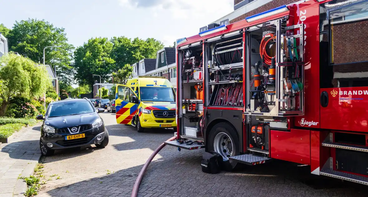 Brand in bijgebouw leidt tot explosies en flinke rookontwikkeling - Foto 1